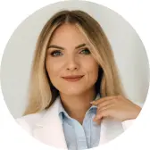 Įmonės direktorė dirba prie kompiuterio